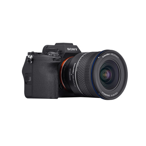 소니 미러리스 카메라에 장착된 LK SAMYANG AF 14-24mm F2.8 FE 렌즈 측면 이미지. 카메라와 렌즈 결합 후의 실제 사용 모습을 보여주며, 슈나이더와 삼양의 협업을 나타내는 렌즈 측면 문구가 보인다.