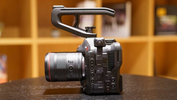 Canon EOS C80 시네마 카메라 측면 버튼과 그립 디자인