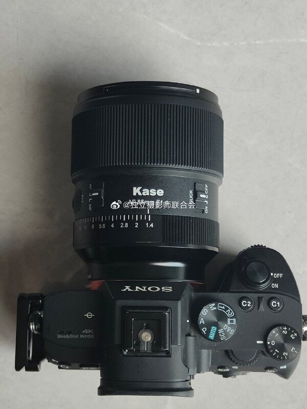 Sony 미러리스 카메라에 장착된 KaSe 85mm f/1.4 렌즈의 상단 뷰
