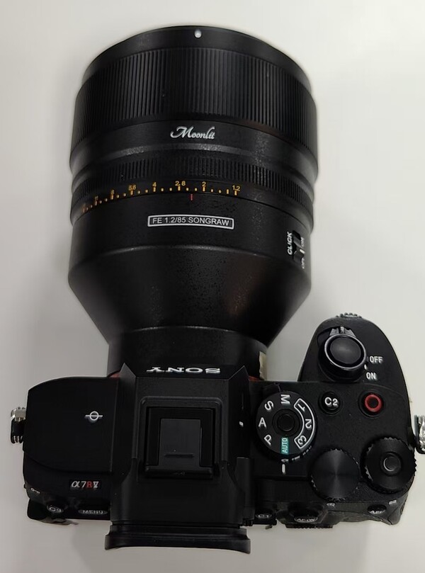 Sony A7R V 카메라에 장착된 Songraw 85mm f/1.2 렌즈의 탑뷰