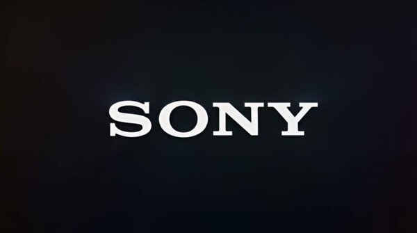 검은 배경 위에 하얀 글씨로 표시된 Sony 로고