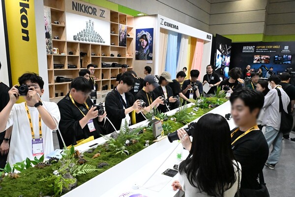 니콘 Z 시네마 존에서 다양한 카메라를 직접 촬영하며 체험 중인 관람객들