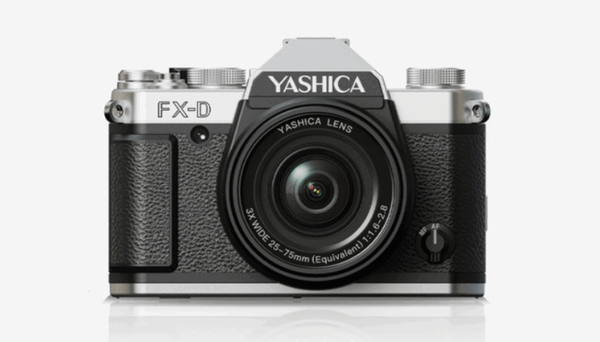 야시카 FX-D 디지털 카메라의 정면 이미지. 실버와 블랙 색상의 복고풍 디자인으로, Yashica Lens가 장착되어 있으며, 클래식 SLR 스타일을 재현한 외형이다.