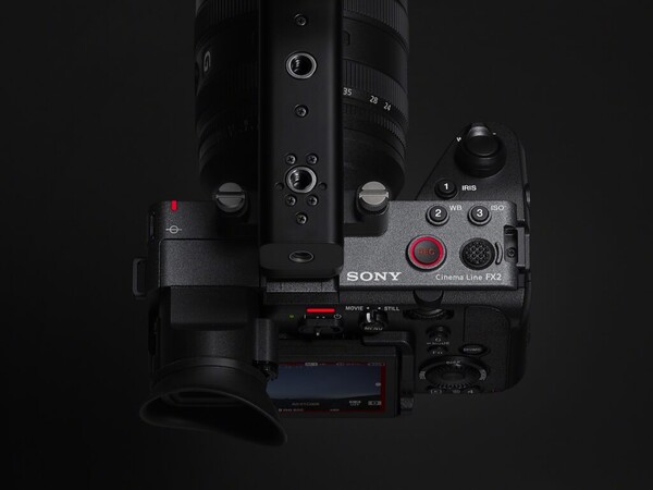 Sony FX2 시네마 카메라의 상단 뷰. 상단 핸들이 부착된 상태에서 조작 버튼과 모드 다이얼, 붉은색 녹화 버튼, Cinema Line FX2 로고 등이 보인다.