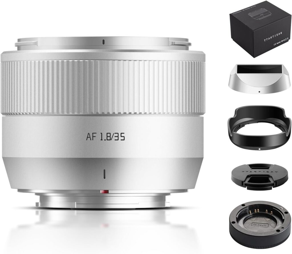 TTArtisan AF 35mm f/1.8 II 실버 렌즈 제품 구성 이미지. 렌즈 본체와 함께 박스, 후드, 캡, 마운트 부품이 나열되어 있음.