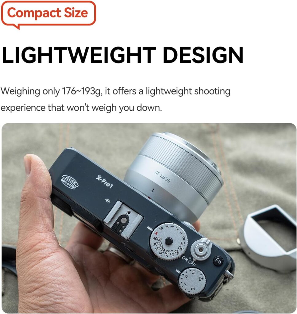 TTArtisan AF 35mm f/1.8 II 실버 렌즈가 후지필름 X-Pro1 카메라에 장착된 모습. 'Compact Size' 문구와 함께 휴대성이 강조된 이미지.