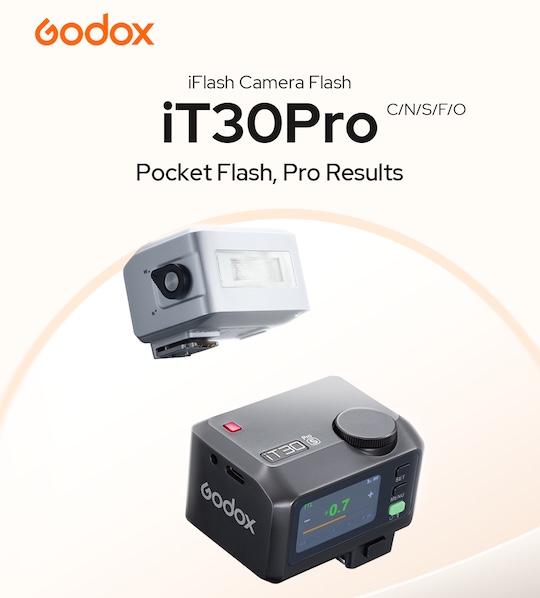 Godox의 신형 미니 TTL 플래시 iT30Pro 제품 이미지. 회색 본체에 디스플레이와 다이얼이 있는 하단 장치와 함께, 상단에는 플립형 디퓨저가 장착된 플래시 유닛이 함께 표시되어 있다. "Pocket Flash, Pro Results"라는 문구가 함께 표시됨.