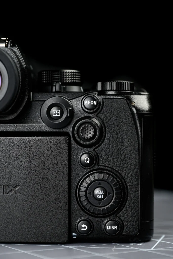 Panasonic Lumix S1 II의 후면 버튼 구성. AF-ON, Q 버튼, 조그 다이얼과 메뉴 버튼 등 주요 조작부를 클로즈업한 장면.