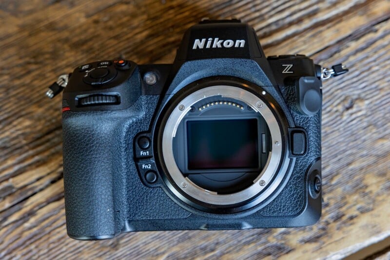 Nikon Z8 미러리스 카메라 상단 촬영 컷, Z 마운트 센서와 Fn 버튼 강조