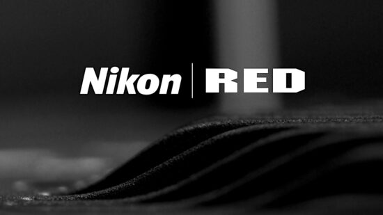 흑백 배경 위에 Nikon과 RED 로고가 나란히 배치되어 있으며, 카메라 표면의 질감과 함께 두 브랜드의 협업을 상징적으로 표현하고 있다.
