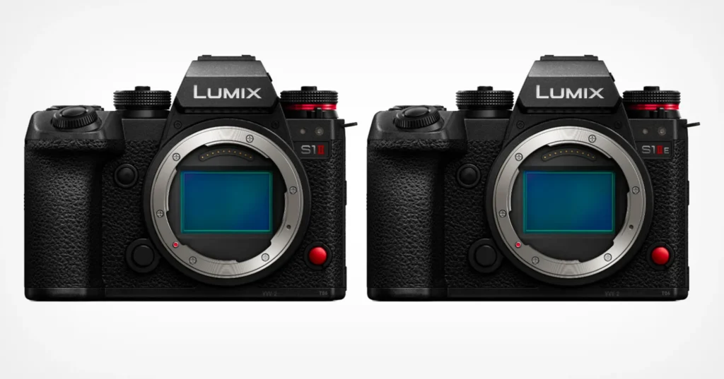 렌즈가 장착되지 않은 상태에서 정면에서 바라본 Panasonic Lumix S1 II와 S1 IIE 카메라 바디 비교 이미지.