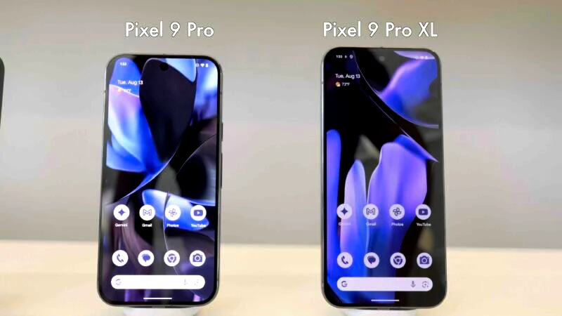 Pixel 9 Pro와 Pixel 9 Pro XL 두 모델이 나란히 세워져 있으며, 각기 다른 디스플레이 크기와 인터페이스 화면이 표시되고 있다.