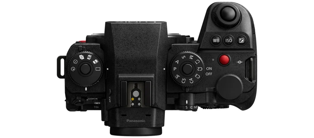 Panasonic Lumix S1 IIE 카메라의 상단 조작부 모습으로, 모드 다이얼과 녹화 버튼, ISO, 화이트 밸런스 조작 버튼이 보인다.