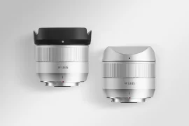 TTArtisan AF 35mm F1.8 II 실버 렌즈 두 개가 나란히 놓여 있으며, 하나는 블랙 렌즈 후드, 다른 하나는 실버 사각형 후드를 장착한 모습