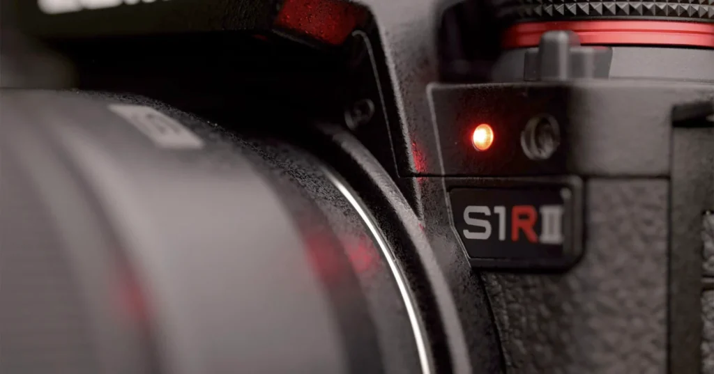 Panasonic S1R II 펌웨어 업데이트를 알리는 프로모션 이미지로, 카메라 전면 이미지와 함께 "8.1K OPEN GATE", "ARRI LOGC3", "PRO VIDEO TOOLS"라는 주요 업데이트 내용이 어두운 배경에 흰 글씨로 강조되어 있다.