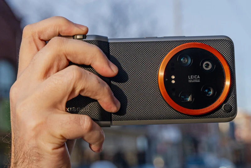 사용자가 Xiaomi 14 Ultra를 가로로 들고 촬영 중인 모습이며, 후면의 라이카 협업 대형 카메라 모듈이 돋보인다.