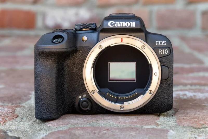 Canon EOS R10 미러리스 카메라 정면 이미지, APS-C 센서와 RF 마운트 노출 상태