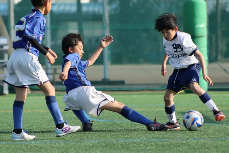 축구 경기 중 슬라이딩 태클 장면