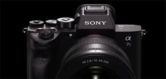 검은 배경 위에 조명을 받으며 강조된 Sony α7S III 미러리스 카메라의 전면 이미지. 상단에는 SONY 로고가, 측면에는 α7S 마크가 선명히 보이며, 렌즈는 FE 2.8/16-35 GM이 장착되어 있다.