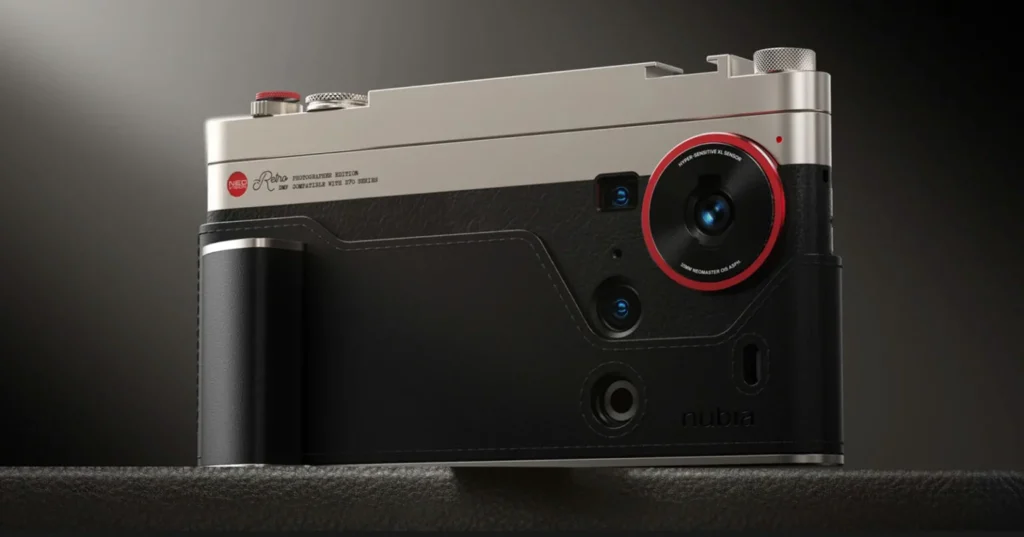 Nubia Z70S Ultra Photographer Edition의 후면 모습. 클래식 라이카 스타일을 연상시키는 실버 톱과 블랙 가죽 질감 디자인에 빨간 포인트 링이 돋보이며, 실제 카메라처럼 보이는 셔터 버튼과 다이얼, 그립이 특징이다.