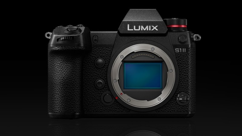 정면에서 본 Panasonic Lumix S1II 풀프레임 미러리스 카메라(예시 이미지), 렌즈 없이 바디만 노출된 모습