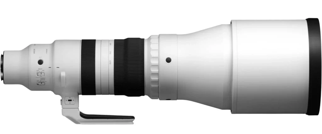 Sigma 300-600mm f/4 DG OS Sports 렌즈 정측면 이미지. 밝은 조리개와 다양한 조작 버튼이 특징인 대형 스포츠 망원 렌즈