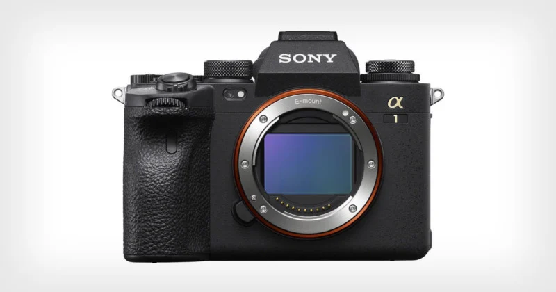 Sony Alpha 1 미러리스 카메라 정면 이미지, E 마운트 센서 노출 상태
