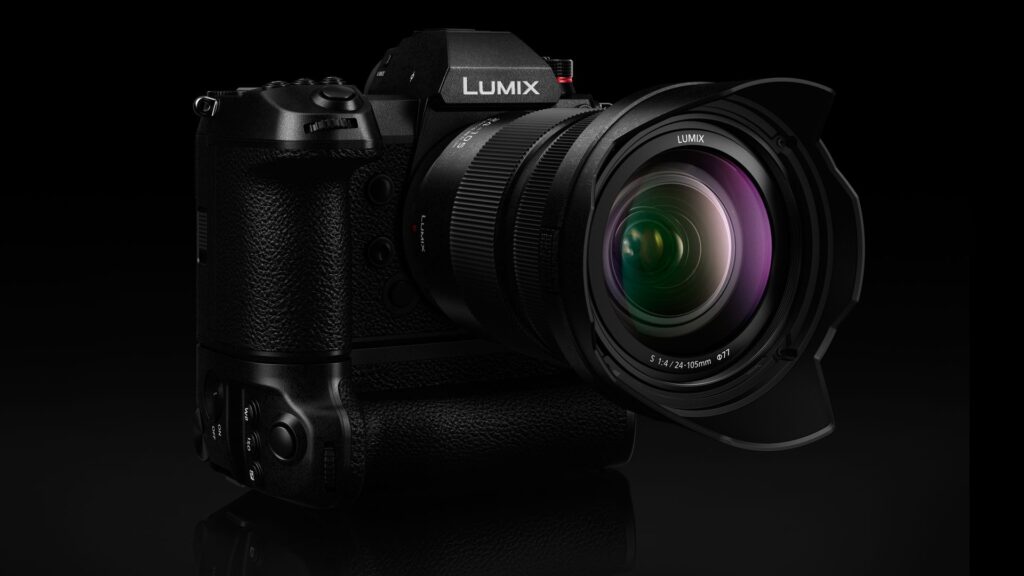 파나소닉 Lumix S1II 카메라에 24-105mm 렌즈와 배터리 그립이 장착된 상태, 측면에서 촬영된 고급스러운 제품 이미지