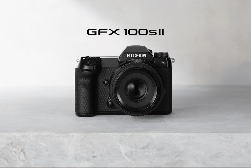 Fujifilm GFX 100S II 중형 포맷 미러리스 카메라, 스톤 배경 위 정면 이미지