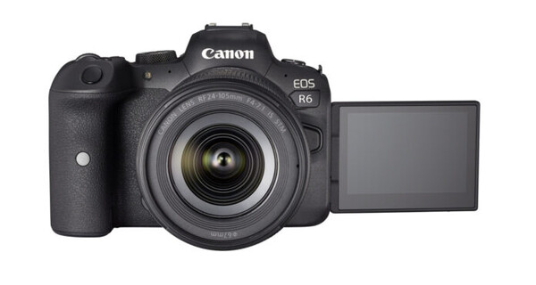 정면에서 본 Canon EOS R6 미러리스 카메라. 렌즈가 장착되어 있으며 측면 LCD 스크린이 회전하여 펼쳐진 상태.