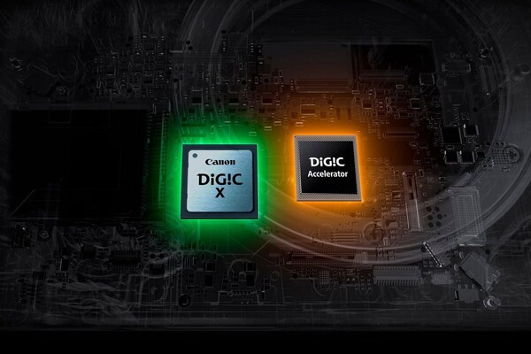Canon의 DIGIC X 및 DIGIC Accelerator 이미지 프로세서가 어두운 회로 기판 배경 위에 강조되어 표시된 이미지. DIGIC X는 녹색, Accelerator는 주황색으로 빛나고 있다.
