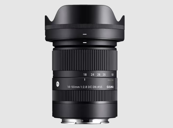 Sigma 18-50mm f/2.8 DC DN Contemporary 렌즈의 전면 이미지. 콤팩트한 크기와 밝은 고정 조리개를 가진 APS-C 포맷 표준 줌 렌즈로, 다양한 미러리스 마운트에 대응하며 영상 및 사진 촬영 모두에 적합한 경량 설계가 특징이다.