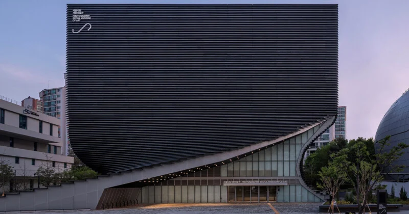 서울 도봉구에 위치한 사진서울미술관(Seoul Museum of Photography) 외관 전경. 카메라 조리개를 형상화한 독특한 곡선 구조와 블랙 패널이 인상적인 건축 디자인.