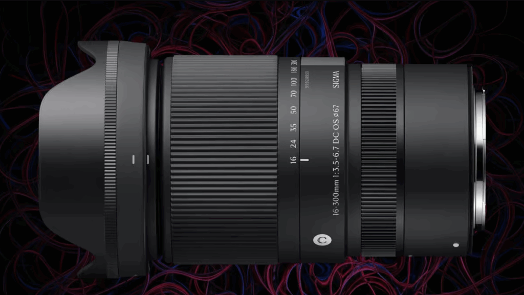 Sigma 16-300mm f/3.5-6.7 DC OS 렌즈의 측면 이미지. 초광각부터 망원까지 커버하는 올인원 줌 렌즈로, 시그마의 Contemporary 라인업에 속한다. 광학 손떨림 보정 기능(OS)을 내장하고 있으며, APS-C 포맷을 위한 다목적 렌즈로 설계되었다.