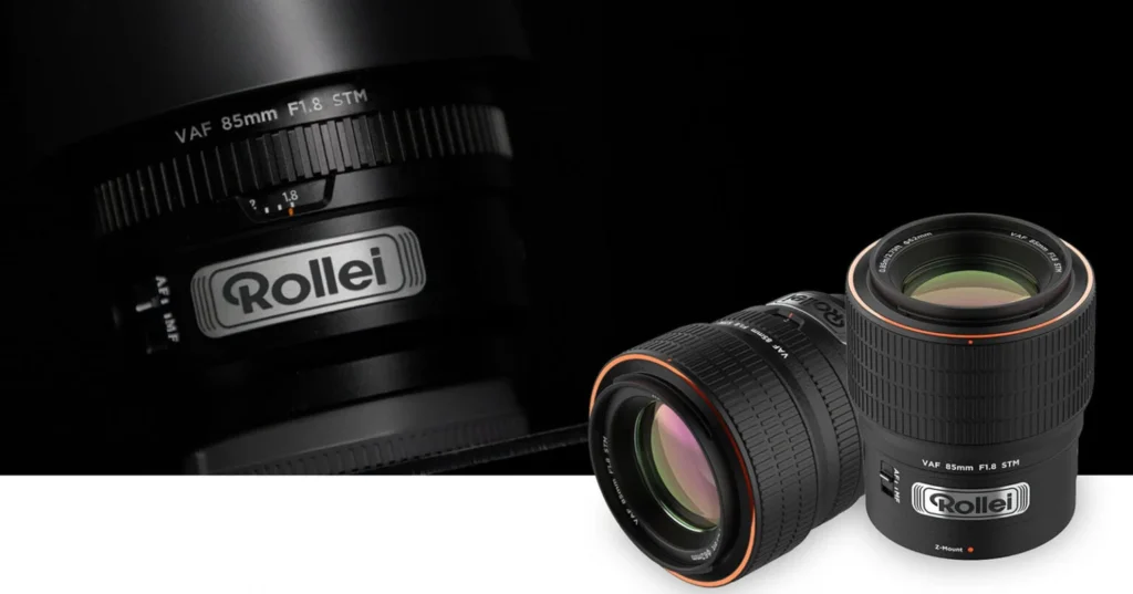 Rollei AF 85mm f/1.8 STM 렌즈 두 개가 배치된 이미지, 하나는 측면으로 눕혀 있고 다른 하나는 정면을 향해 세워져 있으며 로고와 조리개 수치가 명확하게 보임