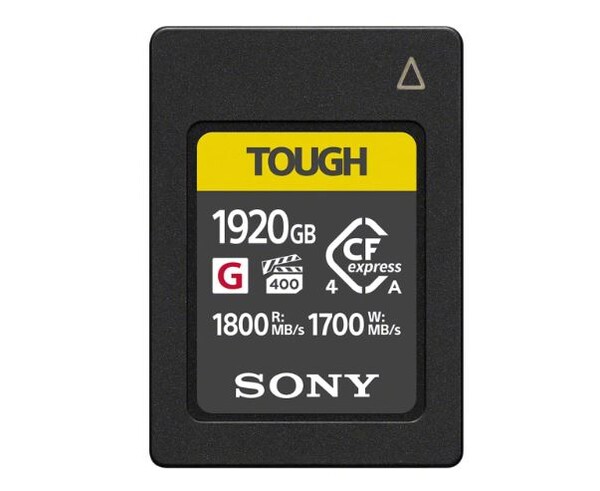 Sony "TOUGH" 브랜드의 검은색 CFexpress Type A 메모리 카드 클로즈업 이미지입니다. 카드 전면에는 "TOUGH" 로고, 1920GB 용량, VPG400 규격 표시, 읽기/쓰기 속도(1800MB/s, 1700MB/s), CFexpress Type A 로고 및 Sony 로고가 명확하게 인쇄되어 있습니다. 카드 상단에는 삼각형 표시가 있습니다.
