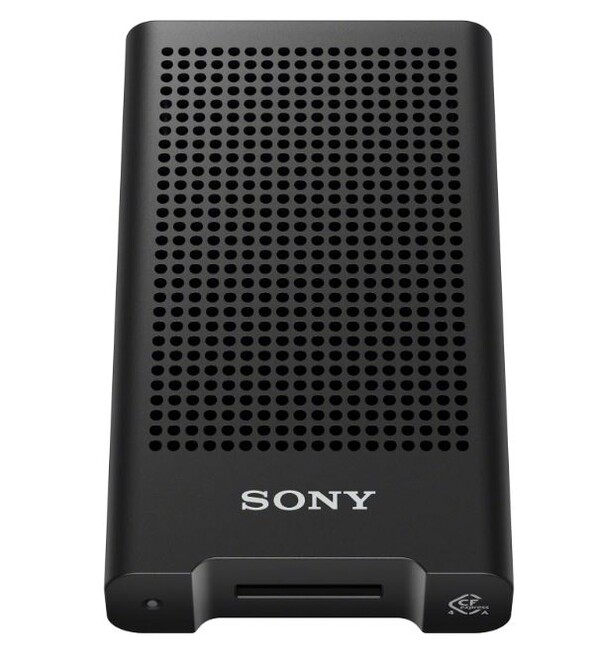 검은색 Sony MRW-G3 CFexpress Type A/SD 카드 리더기의 정면 모습입니다. 상단에는 통풍구가 있으며, 하단 중앙에는 CFexpress Type A 카드 슬롯이 보입니다. 리더기 전면 하단에는 Sony 로고가 흰색으로 인쇄되어 있고, 좌측 하단에는 작동 상태를 나타내는 작은 LED 표시등이 있습니다. 우측 하단에는 CFexpress Type A 로고가 작게 표시되어 있습니다.