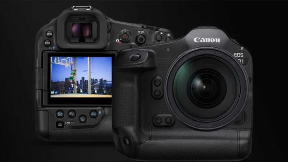 전면에 렌즈가 장착된 Canon EOS R1 카메라와 후면에 LCD 화면을 통해 농구 경기 장면을 보여주는 Canon EOS R1 카메라 두 대가 검은색 배경에 약간 다른 각도로 배치되어 있습니다. 카메라의 모델명과 Canon 로고가 명확하게 보입니다.