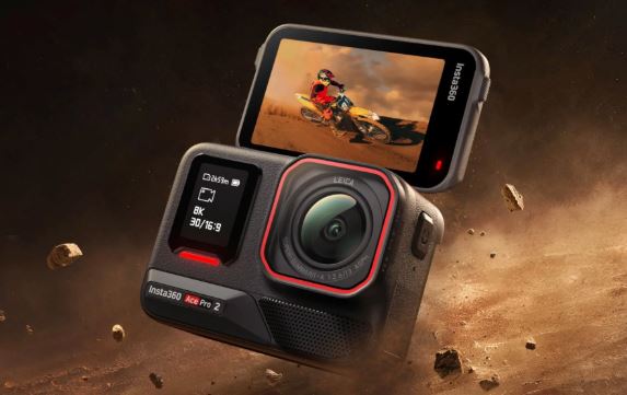 Insta360 Ace Pro 2 액션 카메라가 역동적인 자세로 공중에 떠 있는 듯한 모습입니다. 카메라 본체에는 Leica 로고가 새겨진 렌즈가 보이고, 전면 화면에는 8K, 30fps 등의 촬영 설정이 표시되어 있습니다. 후면의 접이식 LCD 화면에는 모터크로스 선수의 모습이 비춰지고 있습니다. 주변에는 흙과 작은 돌들이 흩날리는 효과가 있습니다.