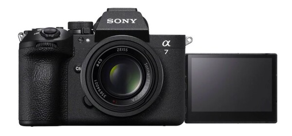 소니 알파 7 시리즈 미러리스 카메라의 전면부와 우측면이 보이는 이미지. ZEISS Sonnar 렌즈가 장착되어 있으며, 측면에 회전식 LCD 스크린이 열려 있는 모습이다.