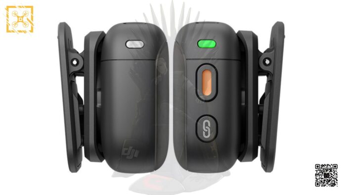 DJI 무선 마이크 송신기 두 개가 흰색 배경에 나란히 놓여 있습니다. 각 송신기에는 옷이나 다른 물체에 부착할 수 있는 클립이 달려 있습니다. 왼쪽 송신기는 전면을 보여주며 깔끔한 디자인에 DJI 로고가 작게 보이고, 오른쪽 송신기는 측면 버튼과 표시등(녹색 LED, 주황색 버튼, 'S' 버튼)이 더욱 명확하게 보입니다.