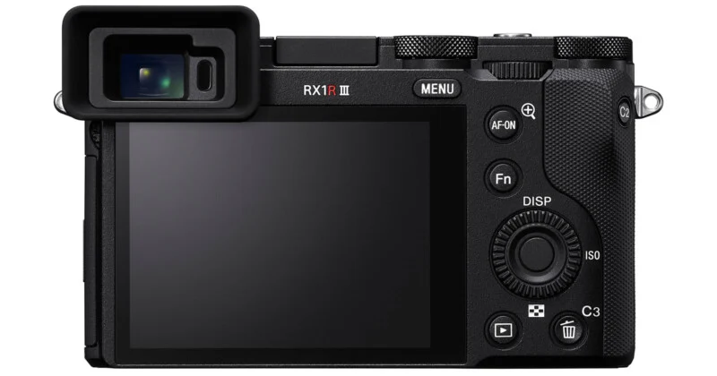 소니 RX1R III 카메라의 뒷면을 보여주는 사진입니다. 왼쪽에는 뷰파인더 접안컵이 있고, 넓은 LCD 화면이 중앙에 위치합니다. 화면 오른쪽에는 메뉴 버튼, AF-ON 버튼, Fn 버튼, DISP 버튼, ISO 버튼, 삭제 버튼, 사용자 지정 버튼(C3) 및 재생 버튼과 같은 다양한 컨트롤 버튼들이 배열되어 있습니다. 카메라 모델명 "RX1R III" 로고가 LCD 화면 상단 오른쪽에 인쇄되어 있습니다.