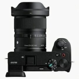 소니 알파 6700 카메라에 장착된 시그마 12mm f/1.4 DC DN 렌즈의 위에서 내려다본 모습입니다. 렌즈 후드가 장착되어 있으며, 렌즈 경통에는 조리개 링과 초점 거리를 표시하는 창이 보입니다. 카메라 본체의 상단 버튼과 다이얼, 그리고 'α6700' 로고가 명확하게 나타나 있습니다.
