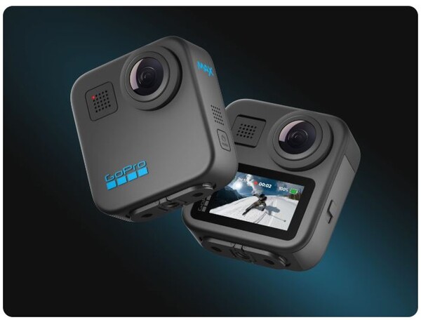 "GoPro의 360도 카메라 Max 2 제품 이미지. 전면과 후면에 각각 렌즈가 탑재되어 있으며, 후면 디스플레이에는 스키어의 360도 영상이 재생되고 있다."