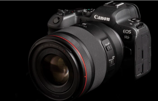 캐논 EOS R6 카메라와 RF 50mm F1.2L 렌즈 장착 모습
