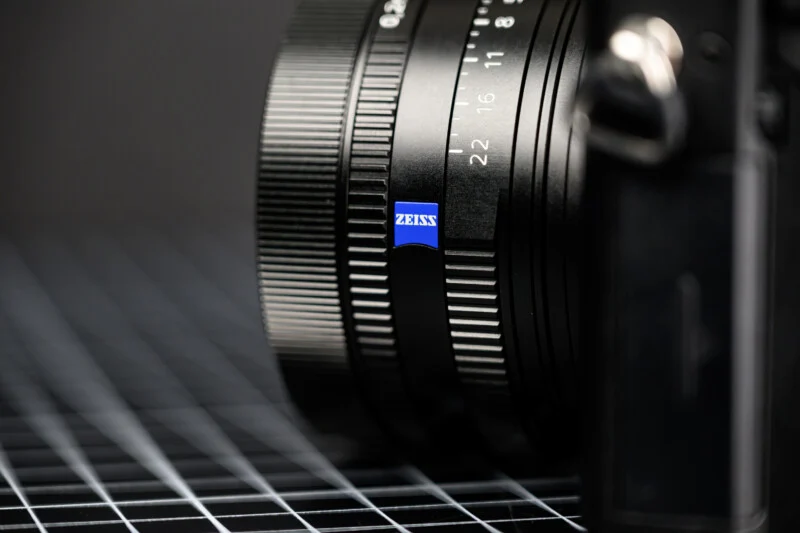 ZEISS 로고가 새겨진 RX1R III 렌즈의 초점 조절 링과 조리개 링 클로즈업 사진