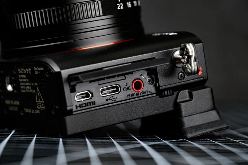 Sony RX1R III의 측면 포트 사진, HDMI, USB, 마이크 입력 단자 등이 보이는 구조