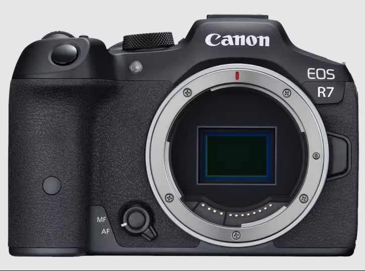 렌즈가 제거된 상태의 캐논 EOS R7 카메라 정면 사진. 센서와 마운트가 명확하게 보이며, 카메라 디자인의 디테일이 강조됨.