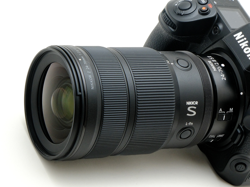 니콘 Z 마운트 카메라에 장착된 NIKKOR Z 24-70mm f/2.8 S II 렌즈 클로즈업