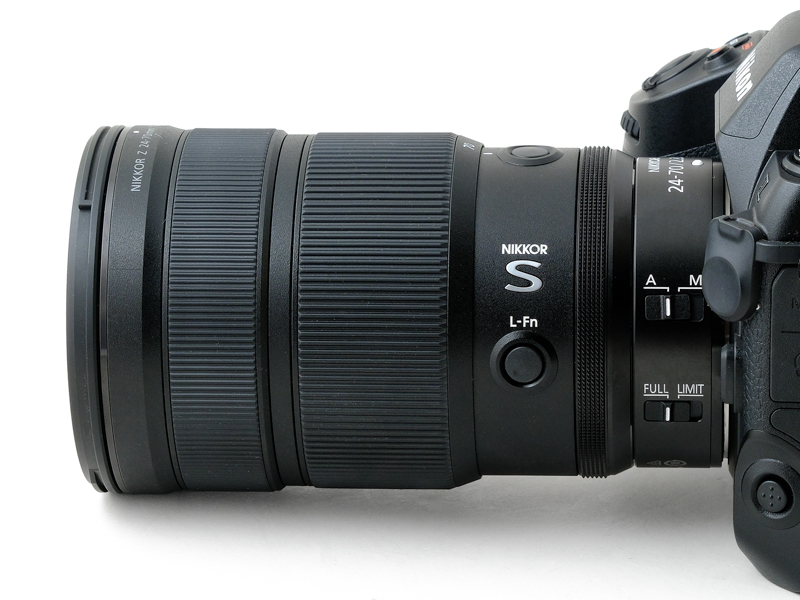 NIKKOR Z 24-70mm f/2.8 S II 렌즈와 니콘 Z 시리즈 카메라 측면 모습
